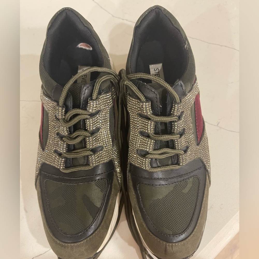 Steve Madden size 8 R tennis shoes. Lightly worn. - Picture 3 of 8